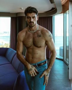 O charme italiano personificado: Michele Morrone conquista com seus traços marcantes e olhar sedutor