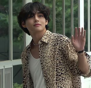 A estrela do K-pop que redefine a beleza moderna com seus traços delicados e impactantes