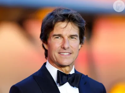 Tom Cruise prova que a beleza masculina transcende gerações com seu sorriso inesquecível e traços impecáveis