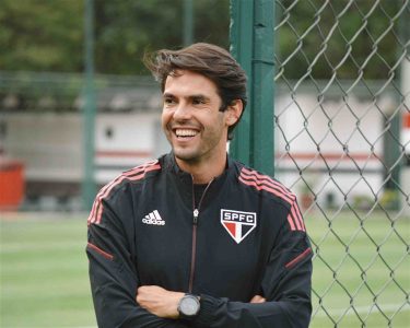 Kaká, ícone do futebol brasileiro, conquista com seu sorriso cativante e traços delicados