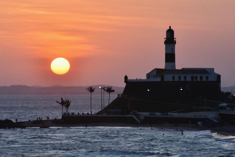 Capital do Nordeste eternizada em canções de Vinícius de Moraes é um paraíso histórico e natural perfeito para as férias de verão