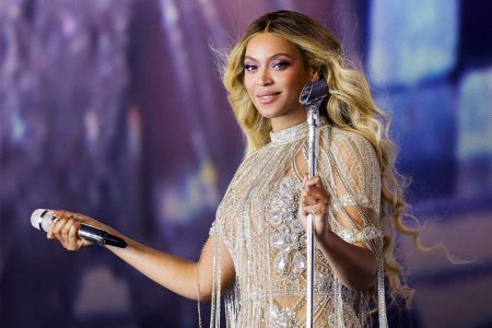 Beyoncé, uma das mulheres mais poderosas do mundo, encanta com sua beleza, carisma e presença magnética