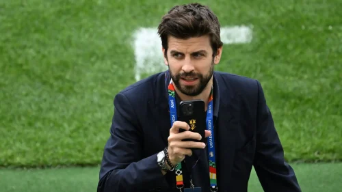 Gerard Piqué, destaque do futebol espanhol, conquista fãs com seus olhos intensos e presença marcante.