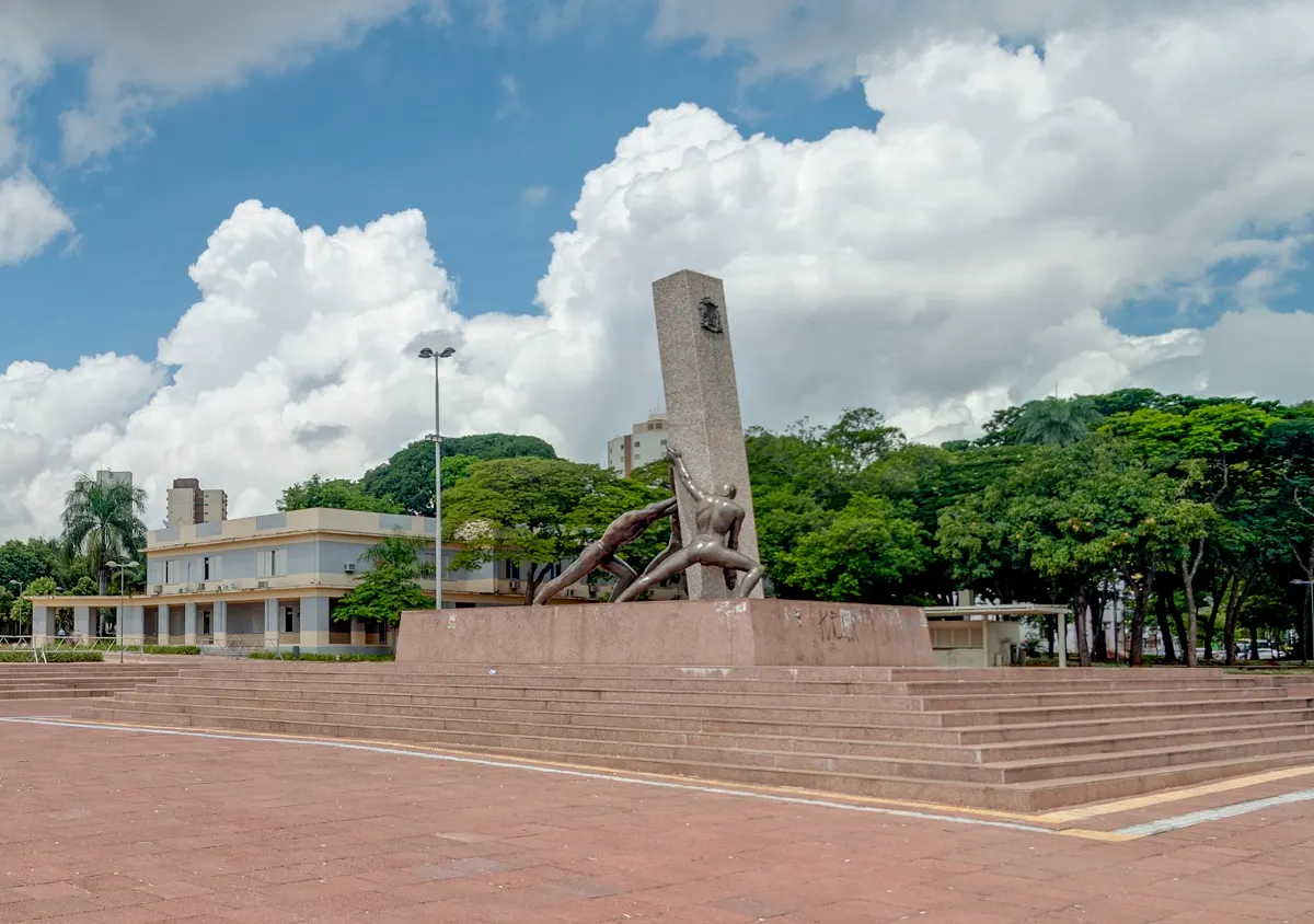 Monumento das três raças na praça cívica
