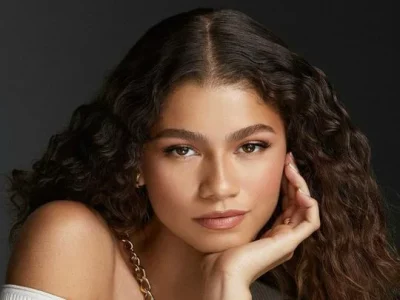 Zendaya redefine a beleza moderna das mulheres, com simetria impecável e um carisma inigualável