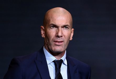 Zinedine Zidane, gênio do futebol mundial, impressiona com sua elegância e presença marcante.