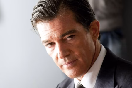 Beleza clássica e olhar intenso: Antonio Banderas encanta com sua presença marcante e charme atemporal