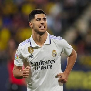 Marco Asensio, estrela do futebol espanhol, combina talento e beleza com traços suaves e olhar marcante
