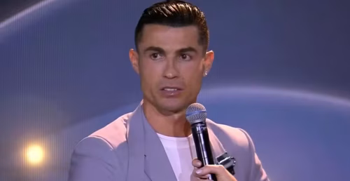 Cristiano Ronaldo, lenda do futebol mundial, encanta com seu físico impecável e carisma inigualável