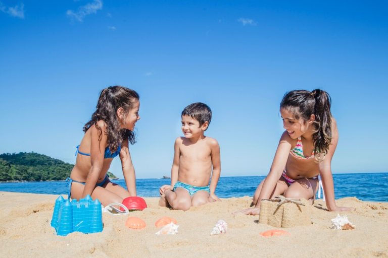 As 10 melhores (e mais tranquilas) praias do Brasil para ir com crianças