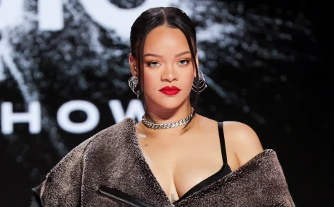Rihanna, uma das mulheres mais influentes do mundo, combina beleza única com estilo inovador e atitude poderosa