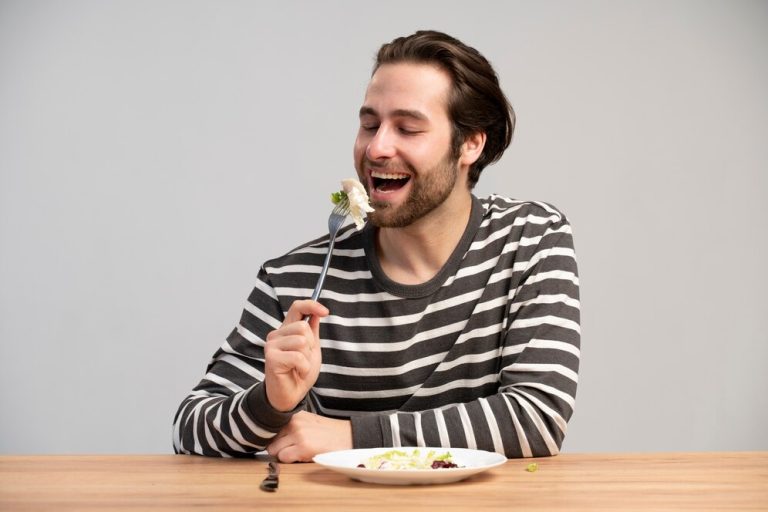 4 hábitos que devem ser BANIDOS após o almoço ou jantar, segundo nutricionista