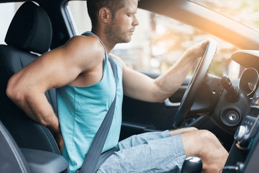 Vai viajar de carro? Confira dicas para evitar dores nas costas durante longas viagens