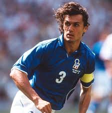 Paolo Maldini, lenda do futebol italiano, impressiona com sua postura impecável e traços clássicos