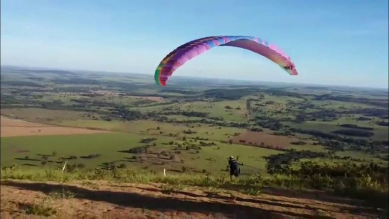 A cidade goiana onde o céu é dos parapentes e a festa é de sabores e tradições