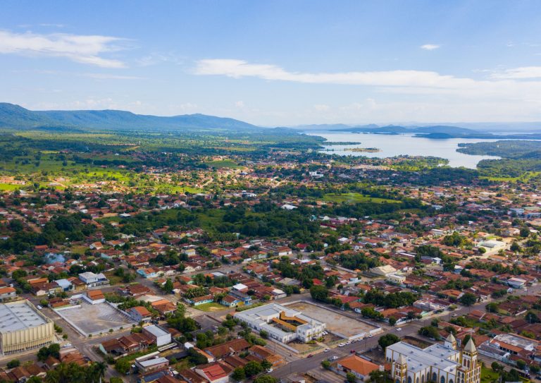 Cidade goiana tem apenas 49 anos, esconde grutas, cachoeiras e um carnaval épico!