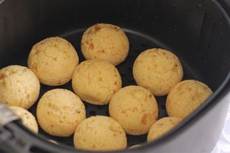 Pão de queijo caseiro, fofinho, delicioso e fica pronto em 10 minutos na air fryer
