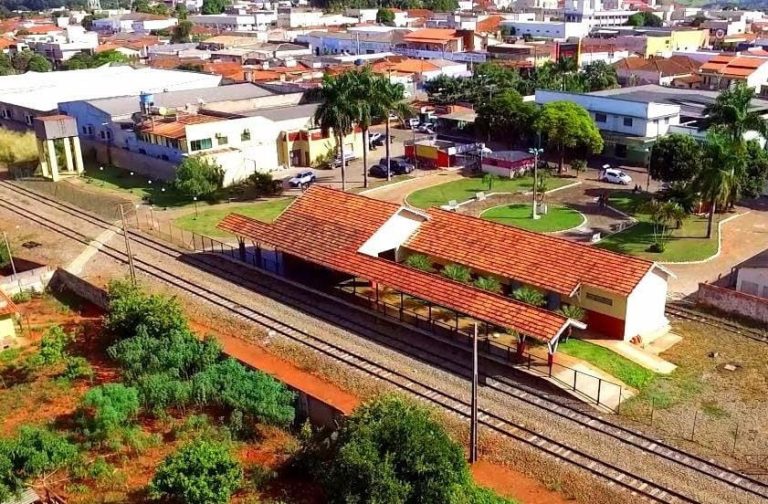 Descubra a cidade goiana que une história ferroviária e turismo religioso incrível!