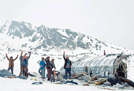 Filme emocionante sobre a luta de sobreviventes de um acidente aéreo nos Andes. "A Sociedade da Neve" já está disponível na Netflix.