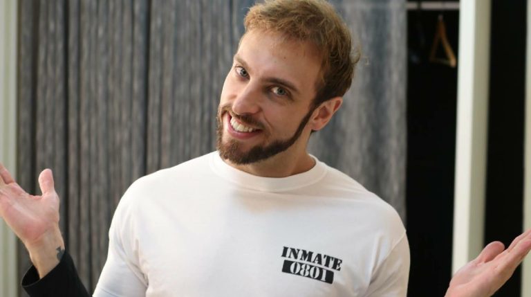 Humorista Leo Lins se apresenta em Goiânia