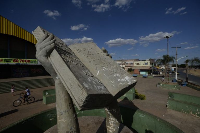 Cidade goiana tem apenas 30 anos, cachoeiras de águas cristalinas e cenários de outro mundo