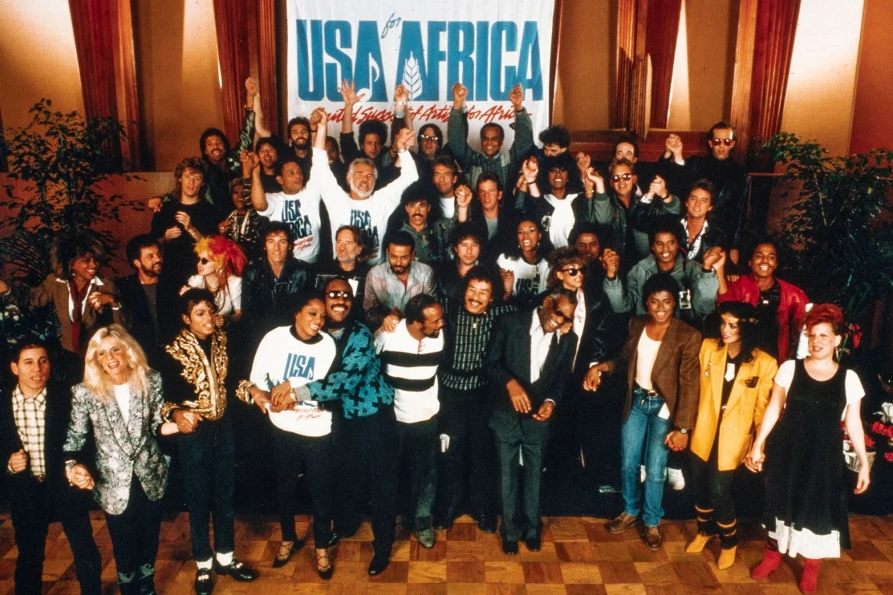 Lionel Richie, Michael Jackson e Quincy Jones lideram uma noite histórica no estúdio, unindo estrelas da música em prol da solidariedade global.