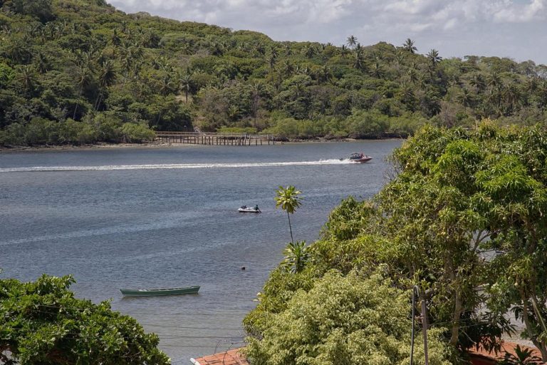 Paraíso escondido no litoral norte de Pernambuco é uma das praias mais lindas do Brasil