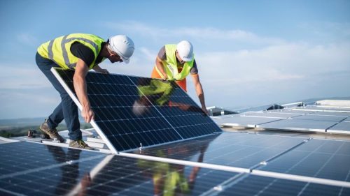 Painéis solares em propriedade rural de Goiás; decisão judicial recente isenta produtores de ICMS sobre energia excedente.