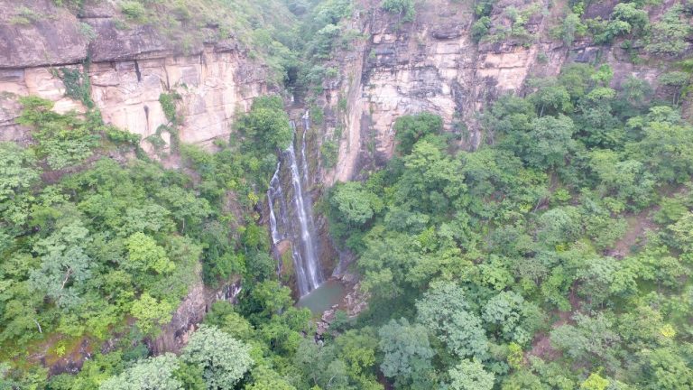 A cidade goiana com uma cachoeira de 135 metros e considerada um oásis de beleza e tranquilidade