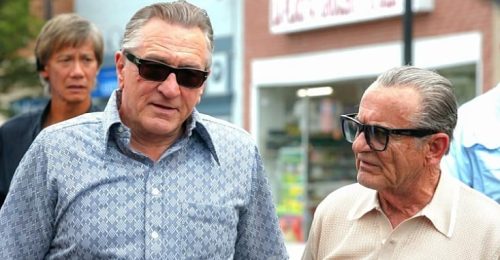 Sob a direção de Martin Scorsese, "O Irlandês" captura um momento decisivo entre Frank Sheeran (Robert De Niro) e Jimmy Hoffa (Al Pacino), destacando a tensão e complexidade emocional dos personagens.