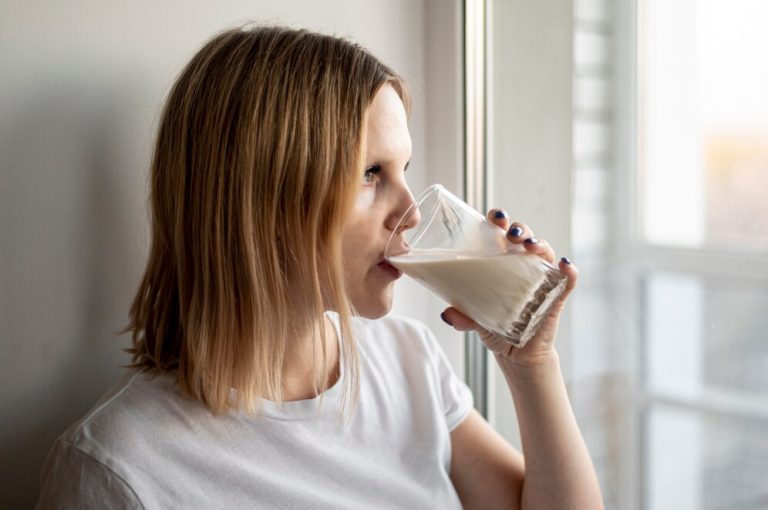 Qual é o melhor leite para a saúde? Nutricionista explica as diferenças entre os 9 tipos mais conhecidos