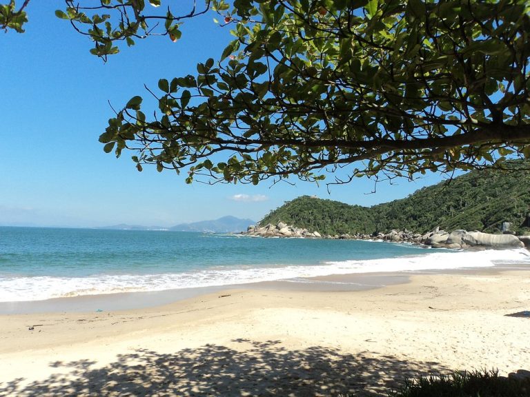 As 10 melhores praias do Brasil para quem quer fugir da muvuca