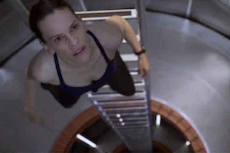 Série dramática da Netflix com Hilary Swank é adrenalina pura em 10 episódios intensos