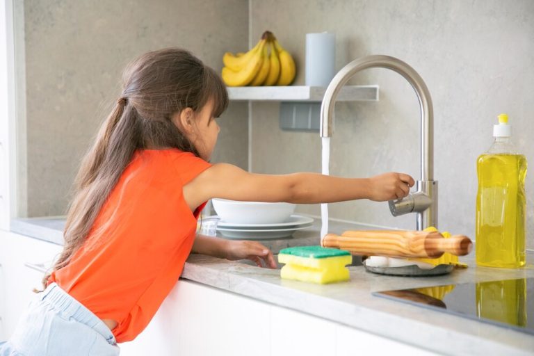 Realizar tarefas domésticas na infância aumenta as chances de sucesso na vida adulta, aponta estudo
