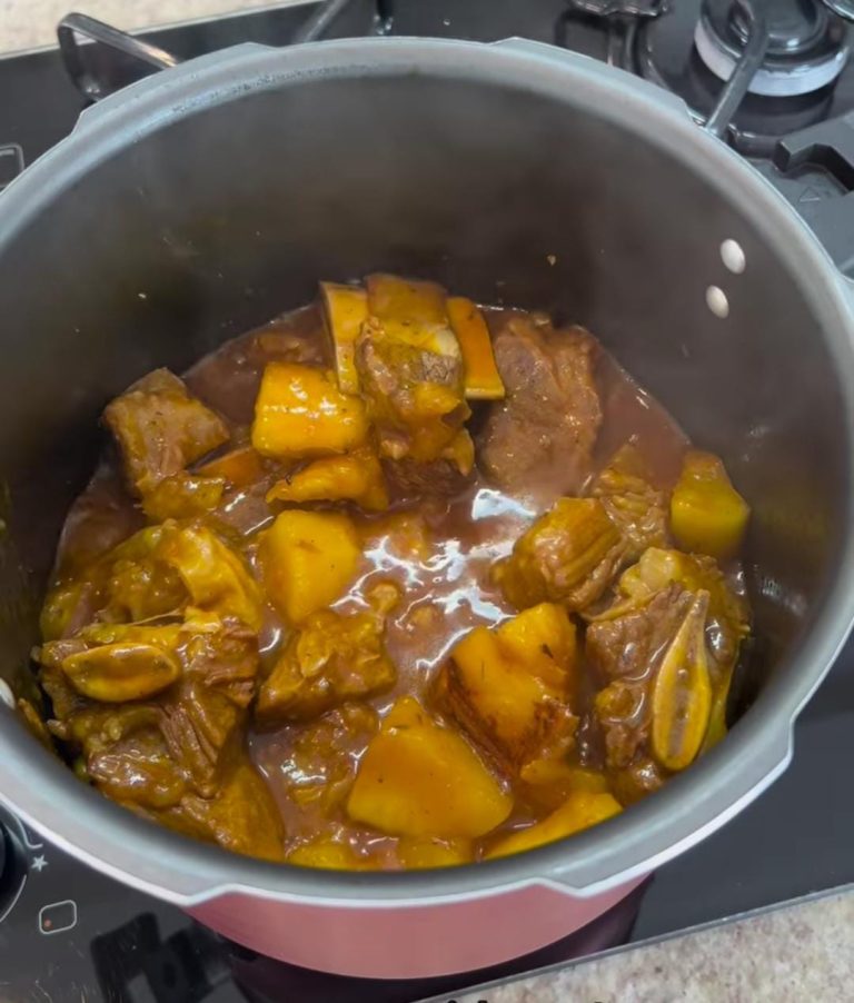 Receita de vaca atolada na pressão fica pronta em 40 minutos e é perfeita para dias chuvosos