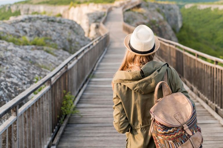 Os 8 melhores países para viajar sozinho em 2025