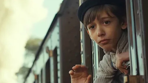 Entre as cicatrizes da guerra, a solidariedade italiana brilha em "O Trem Italiano da Felicidade", disponível na Netflix.