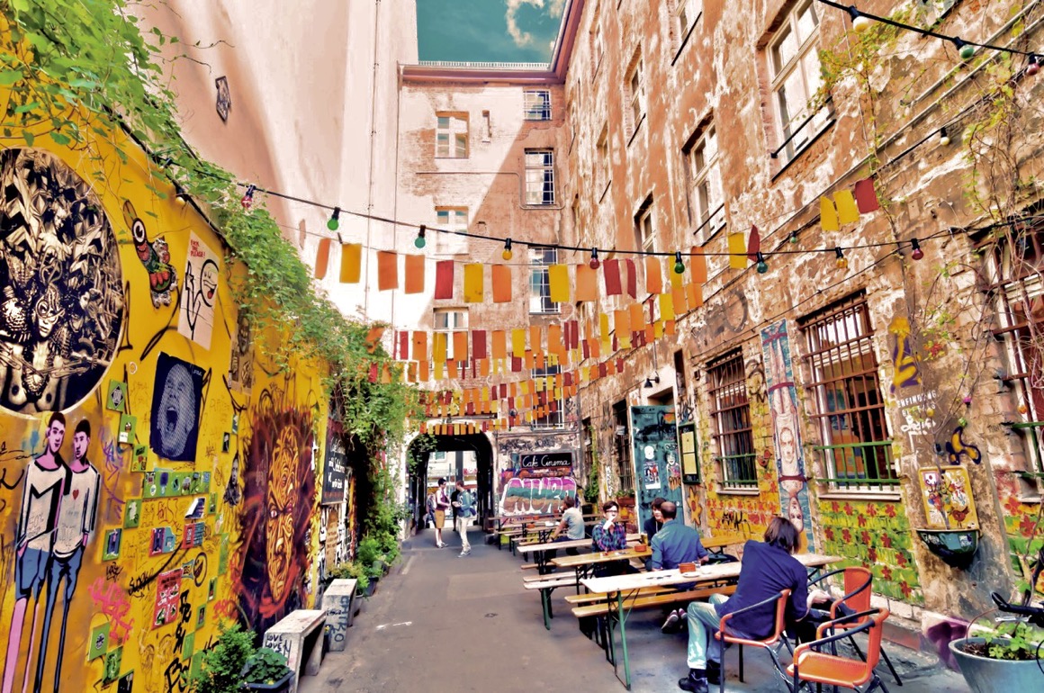 Kreuzberg, em Berlim, refúgio da cultura underground, arte de rua vibrante e vida noturna alternativa, longe do turismo tradicional.
