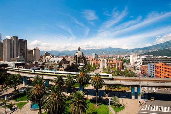 Medellín, antes sinônimo de violência, agora é referência em inovação urbana e um dos destinos mais procurados da América do Sul.