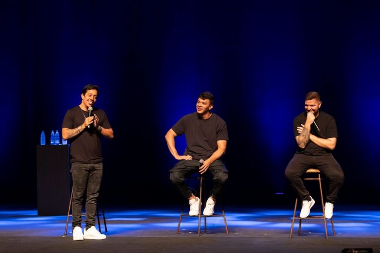 Humoristas Victor Sarro, Renato Albani e Júlio Cocielo se apresentam em Goiânia
