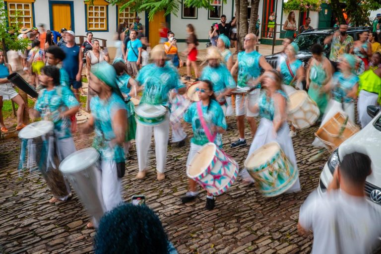 Blocos animam Pirenópolis em cortejo de pré-Carnaval