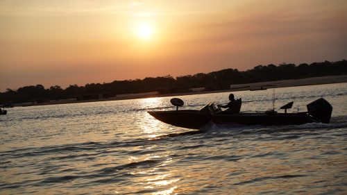 Rio Araguaia, um dos principais destinos de turismo em Goiás, encanta visitantes com suas águas cristalinas e praias fluviais, ideais para relaxar e curtir a naturez