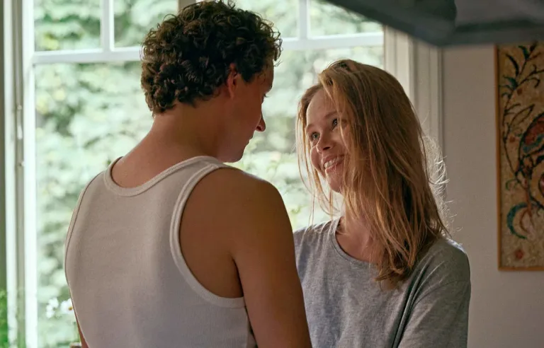 Comédia romântica da Netflix mostra um casamento caótico e conquista o público