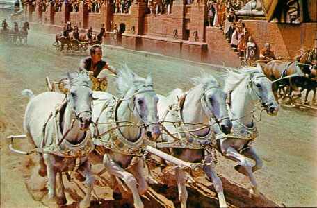 harlton Heston em uma das cenas mais icônicas do cinema: a corrida de bigas em Ben-Hur (1959), um dos maiores épicos da história de Hollywood e recordista de 11 Oscars