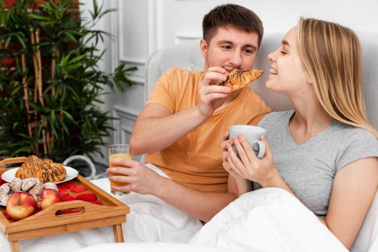 5 cestas de café da manhã em promoção na Amazon para surpreender o mozão e começar o dia com amor!