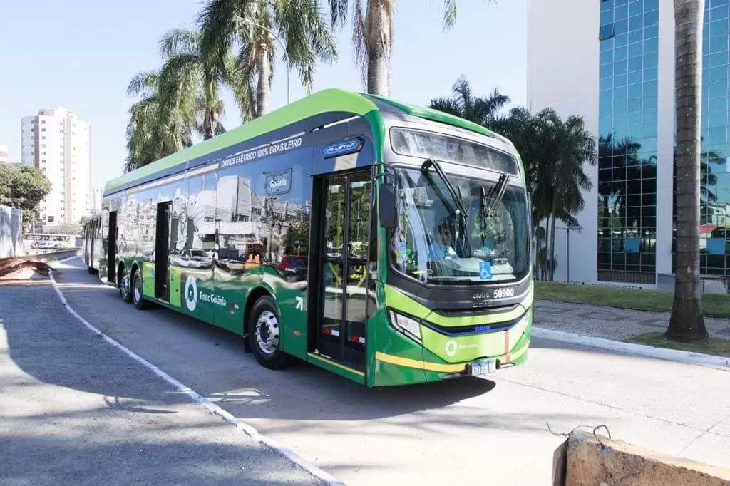 MotoGP em Goiânia terá transporte especial por R$ 25 Cartão exclusivo permitirá que fãs utilizem ônibus especiais até o Autódromo Internacional Ayrton Senna durante os dias do evento Quem pretende acompanhar de perto o retorno da MotoGP ao Brasil terá uma alternativa prática para chegar ao circuito. Durante o evento em Goiânia, o público poderá utilizar um transporte especial de ônibus com cartão exclusivo no valor de R$ 25, criado para facilitar o acesso ao Autódromo Internacional Ayrton Senna, onde acontecem as corridas. A iniciativa foi planejada para atender a grande quantidade de visitantes esperados para o Grande Prêmio do Brasil de MotoGP 2026, que acontece entre os dias 20 e 22 de março. A estratégia também busca reduzir congestionamentos nas imediações do autódromo e incentivar o uso do transporte coletivo. Como funcionará o cartão especial O cartão especial custará R$ 25 e permitirá que os fãs utilizem linhas de ônibus específicas criadas para o evento, que farão o transporte direto até o autódromo. O passe será válido durante os dias do MotoGP e permitirá até duas viagens por dia, exclusivamente nas linhas destinadas ao público das corridas. A expectativa é que o sistema facilite o deslocamento antes e depois das provas, momentos de maior movimento na região. Retorno da MotoGP ao Brasil A realização da etapa em Goiânia marca o retorno da MotoGP ao Brasil após mais de duas décadas fora do calendário da principal categoria do motociclismo mundial. O MotoGP volta ao país com a expectativa de atrair milhares de fãs e movimentar setores como turismo, hotelaria e gastronomia na capital goiana.