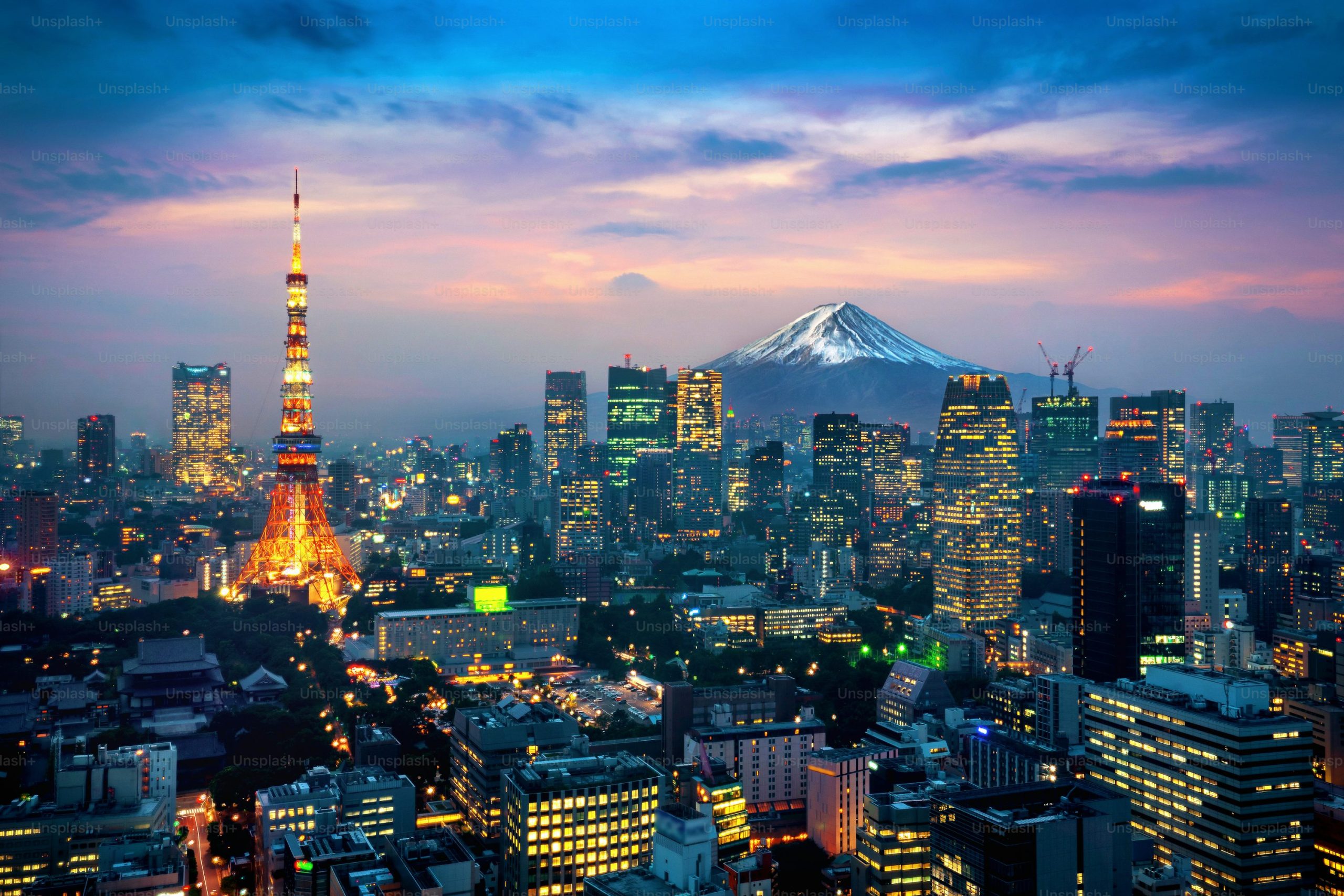 O skyline de Tóquio à noite, com suas luzes vibrantes e hotéis cinco-estrelas que oferecem uma experiência de luxo incomparável no Japão.