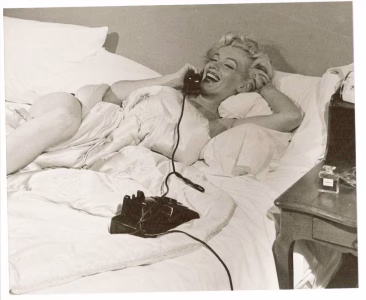  Marilyn Monroe eternizou o perfume ao afirmar que dormia usando apenas algumas gotas — e transformou a fragrância em símbolo de sensualidade.