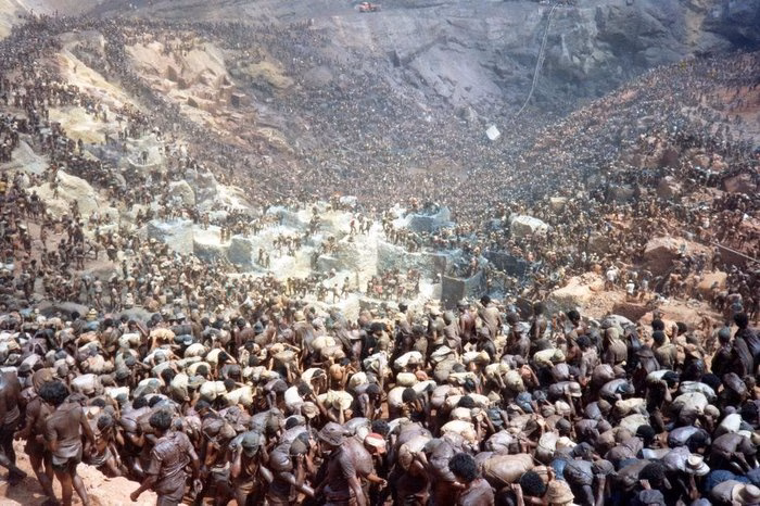 Vista a&eacute;rea do garimpo de Serra Pelada mostra a imensa cratera escavada &agrave; m&atilde;o por milhares de homens em busca de ouro na d&eacute;cada de 1980.