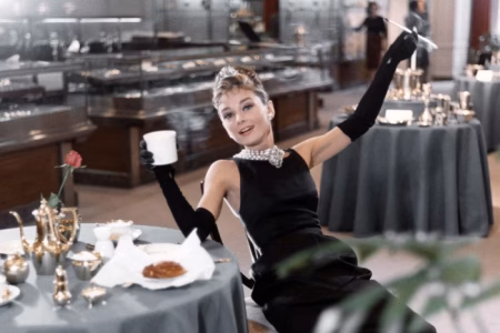 Audrey Hepburn foi a musa por trás do perfume L’Interdit, criado exclusivamente para ela por Hubert de Givenchy antes de ser liberado para o público.